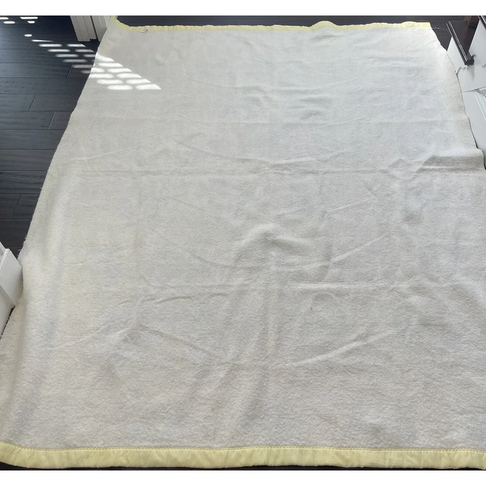 Smurfs Full Blanket Yellow Acrylic Satin Edge Vintage Made in USA 87 x 69 READ